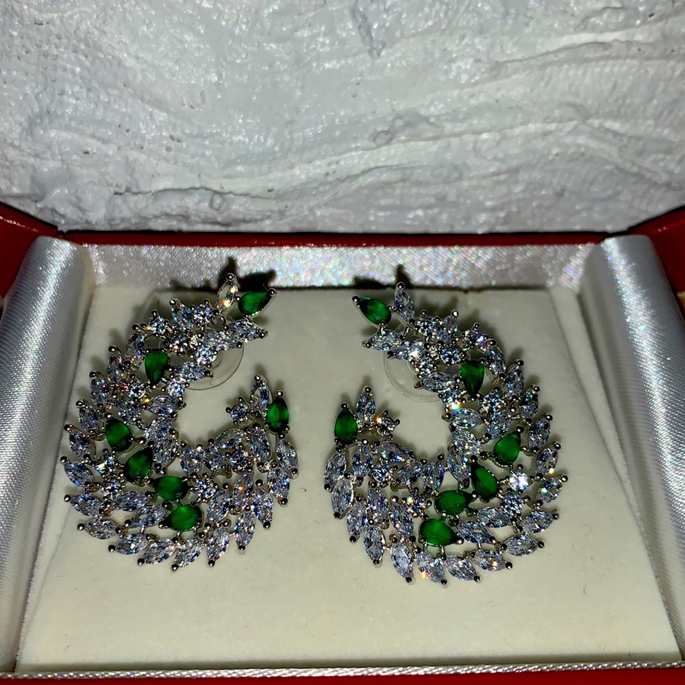 Bridal emerald green cluster curved earrings - Picture 5 of 5
